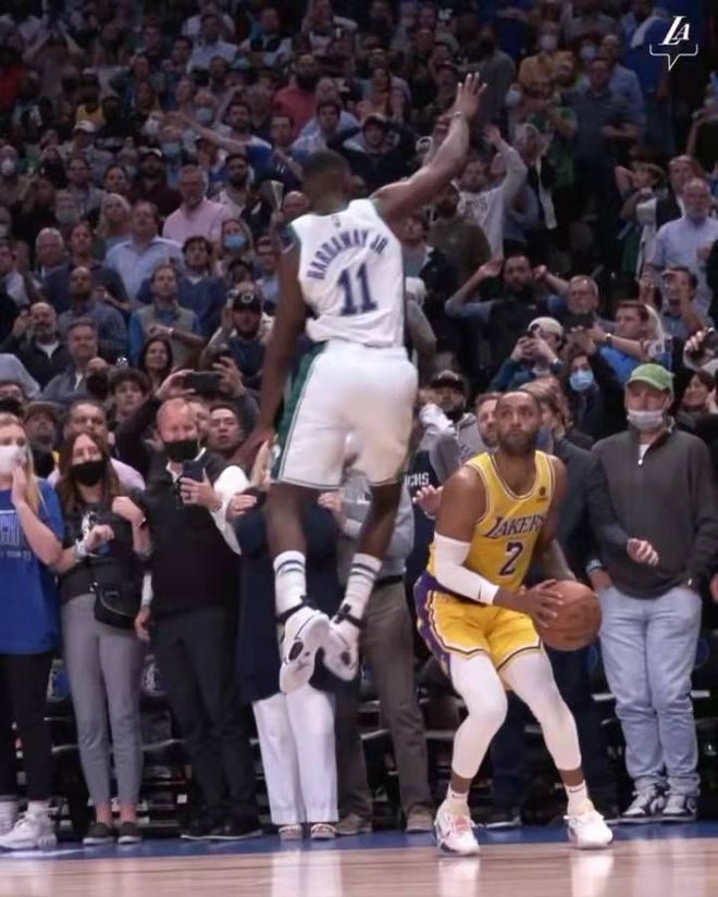 关于风云突变密尔沃基雄鹿关键时刻绝杀压哨，英超版图或变，气氛紧张，数据趋势出现新变化的信息