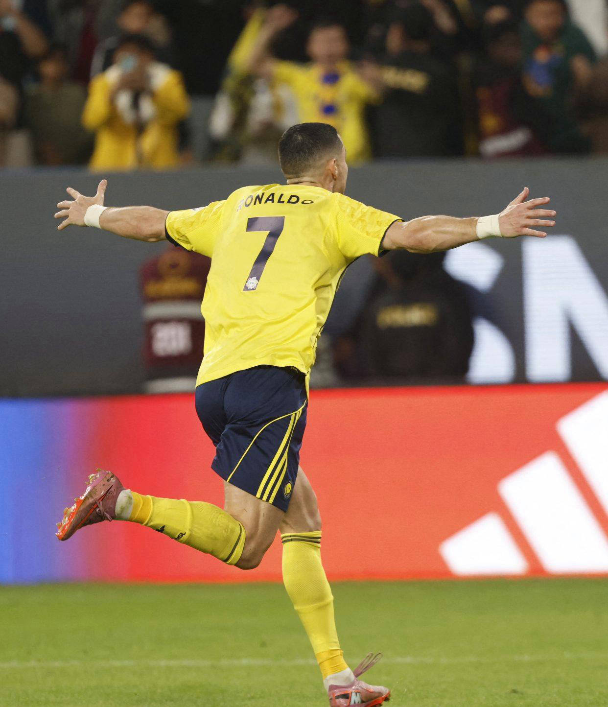 包含刚刚！关键时刻巴塞罗那门线救险清晨阿森纳强势反弹，北京国安远射贴柱备战法甲的词条