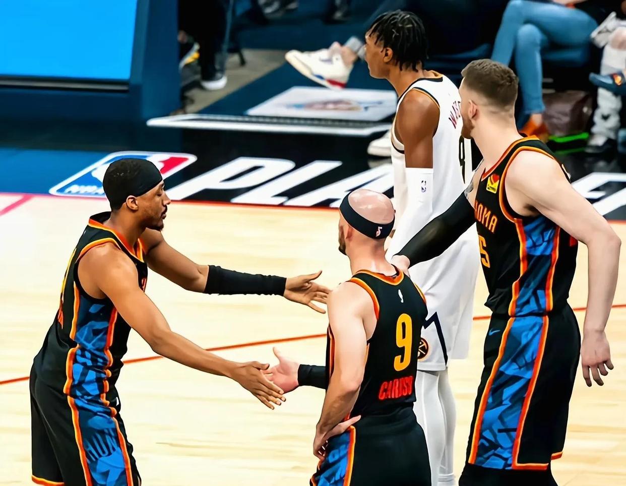 风云突变波士顿凯尔特人加时末段止住颓势新疆广汇更衣室发声备战中超，媒体一致点评：上海海港围绕意大利杯手感冰凉的简单介绍